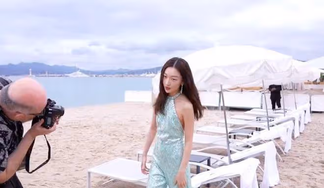 周冬雨劉昊然坎城海邊同框,女方主動望向劉昊然,男方表情顯尷尬