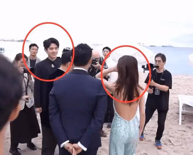 周冬雨劉昊然坎城海邊同框,女方主動望向劉昊然,男方表情顯尷尬