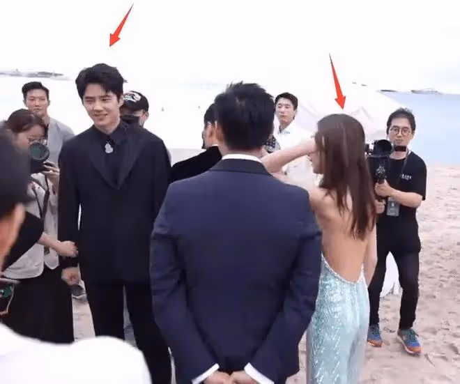 周冬雨劉昊然坎城海邊同框,女方主動望向劉昊然,男方表情顯尷尬