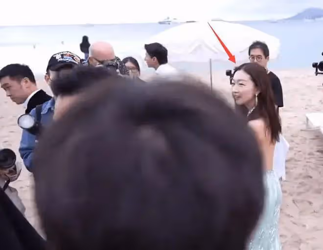 周冬雨劉昊然坎城海邊同框,女方主動望向劉昊然,男方表情顯尷尬