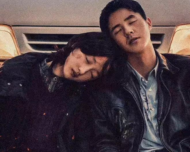 周冬雨劉昊然坎城海邊同框,女方主動望向劉昊然,男方表情顯尷尬