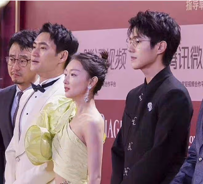 周冬雨劉昊然坎城海邊同框,女方主動望向劉昊然,男方表情顯尷尬