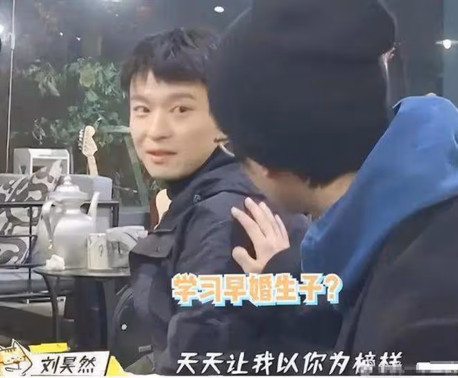 周冬雨劉昊然坎城海邊同框,女方主動望向劉昊然,男方表情顯尷尬