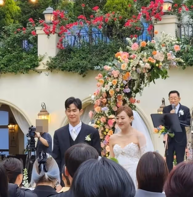 劉在錫主持,EXO的SUHO唱祝賀曲,像頒獎典禮一樣的婚禮被公開