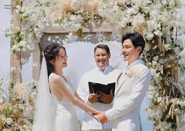 TVB知名男星慶祝結婚五周年,送妻子六位數鑽石配飾,遭網友催生