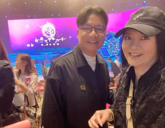 好甜!TVB知名綠葉罕曬夫妻合照,再婚20年未有生育無損之間感情