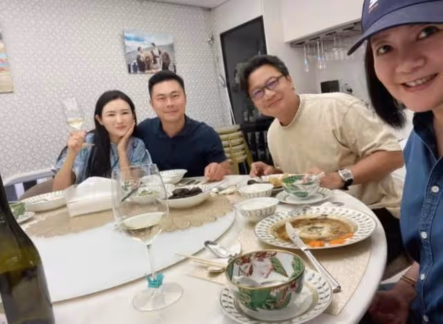 好甜!TVB知名綠葉罕曬夫妻合照,再婚20年未有生育無損之間感情