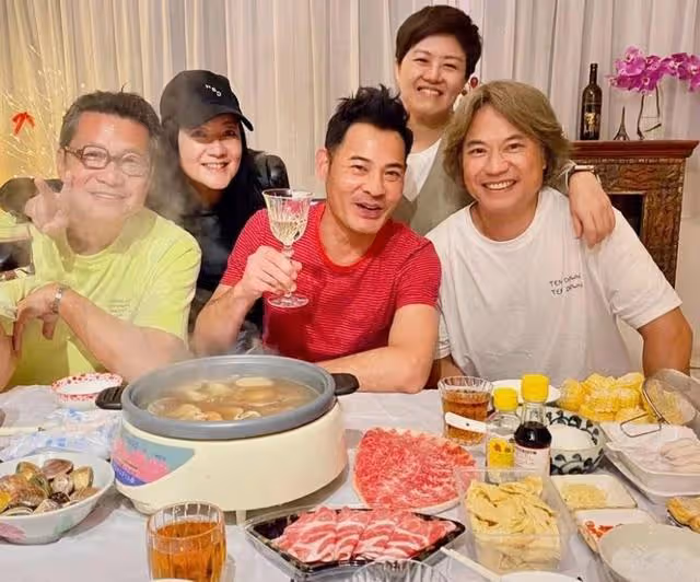 好甜!TVB知名綠葉罕曬夫妻合照,再婚20年未有生育無損之間感情