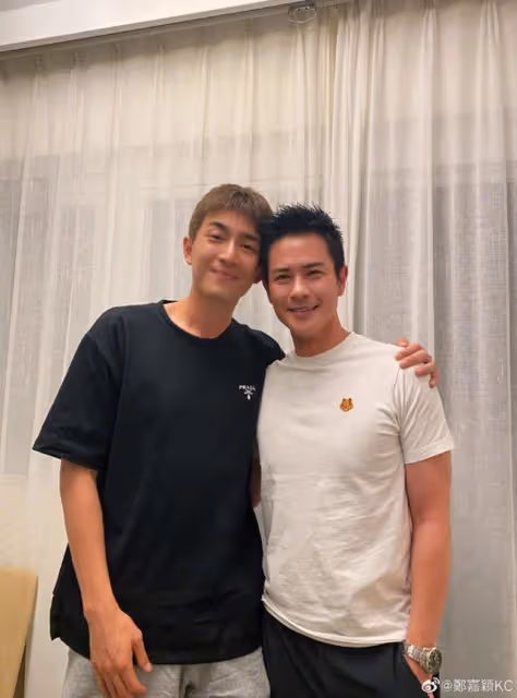 時隔9年再同框!TVB視帝與內地當紅小生相聚,兩人喝到滿臉通紅