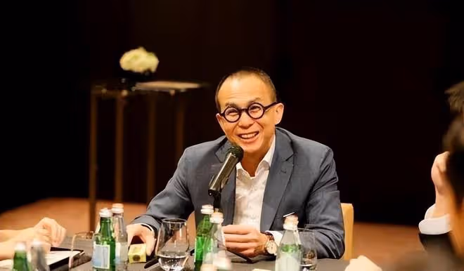 59歲李澤鉅出席大佬聚會,一頭白髮顯憔悴!曾透露羨慕弟弟李澤楷