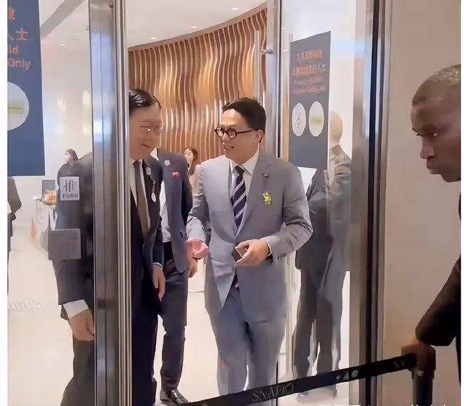 59歲李澤鉅出席大佬聚會,一頭白髮顯憔悴!曾透露羨慕弟弟李澤楷