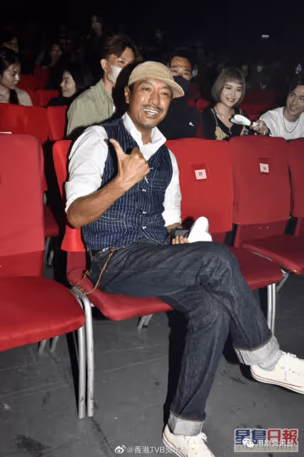 Hana挑戰極限露腰小背心摸胸辣㷫全場!賭王公子何猷亨激罕撐場獲高層款待