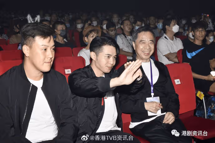 Hana挑戰極限露腰小背心摸胸辣㷫全場!賭王公子何猷亨激罕撐場獲高層款待