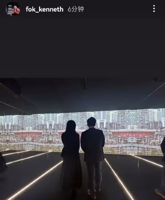 霍啟剛曬照秀恩愛,緊摟妻子神情得意,郭晶晶穿長裙靴子好優雅
