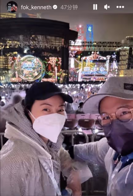 霍啟剛曬照秀恩愛,緊摟妻子神情得意,郭晶晶穿長裙靴子好優雅
