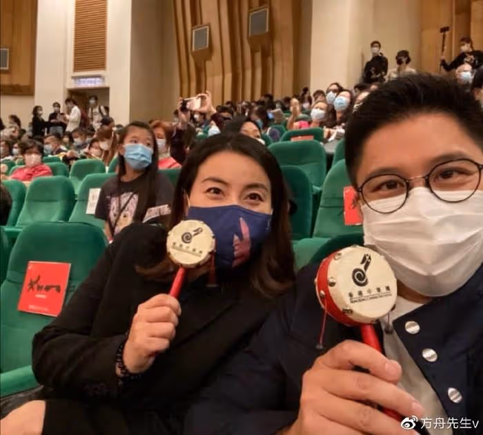 霍啟剛曬照秀恩愛,緊摟妻子神情得意,郭晶晶穿長裙靴子好優雅