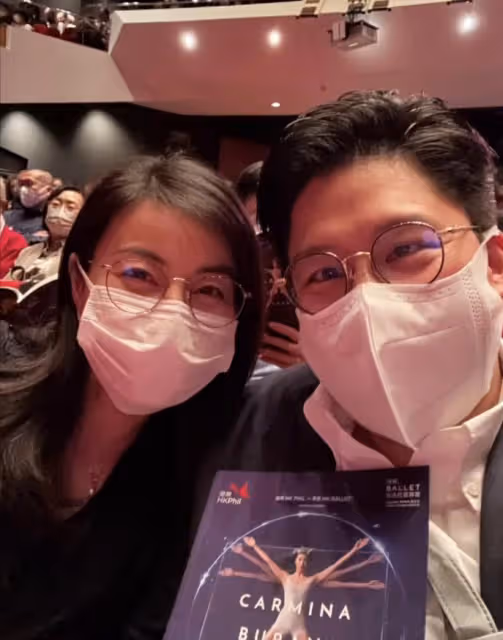 霍啟剛曬照秀恩愛,緊摟妻子神情得意,郭晶晶穿長裙靴子好優雅