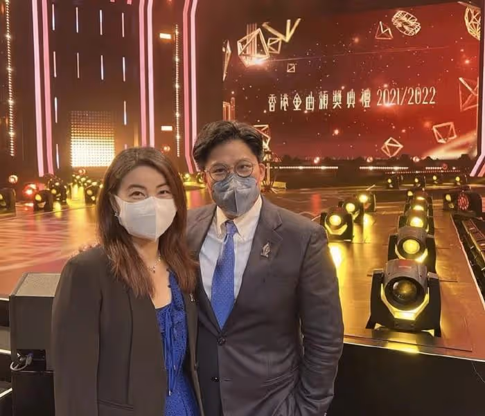 霍啟剛曬照秀恩愛,緊摟妻子神情得意,郭晶晶穿長裙靴子好優雅