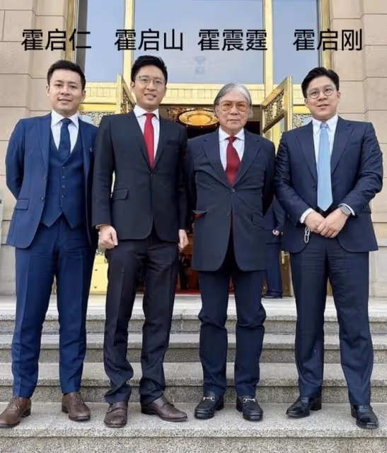 霍啟剛曬照秀恩愛,緊摟妻子神情得意,郭晶晶穿長裙靴子好優雅