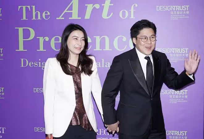 霍啟剛曬照甜秀恩愛,緊摟妻子神情得意,郭晶晶穿長裙靴子好優雅