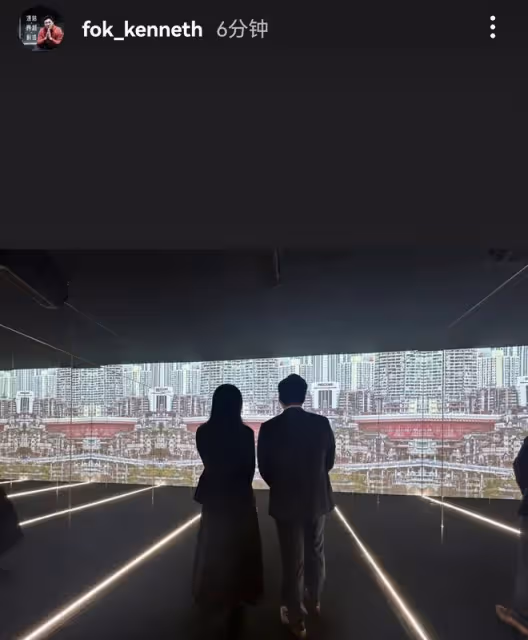 霍啟剛曬照甜秀恩愛,緊摟妻子神情得意,郭晶晶穿長裙靴子好優雅