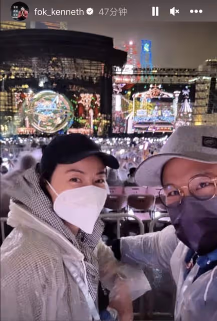 霍啟剛曬照甜秀恩愛,緊摟妻子神情得意,郭晶晶穿長裙靴子好優雅