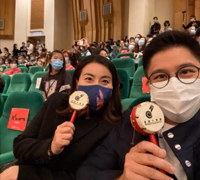 霍啟剛曬照甜秀恩愛,緊摟妻子神情得意,郭晶晶穿長裙靴子好優雅