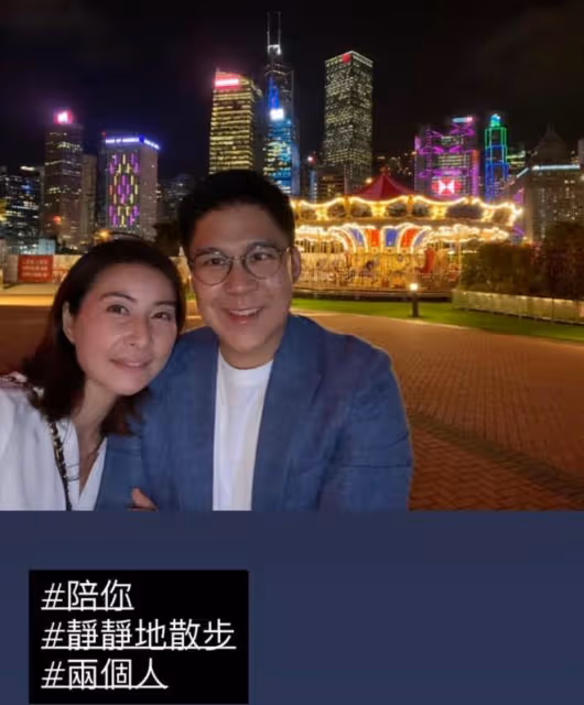 霍啟剛曬照甜秀恩愛,緊摟妻子神情得意,郭晶晶穿長裙靴子好優雅