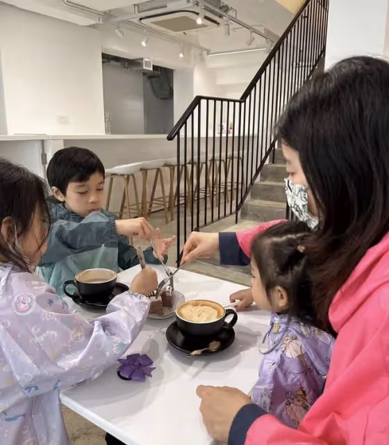 霍啟剛曬照甜秀恩愛,緊摟妻子神情得意,郭晶晶穿長裙靴子好優雅