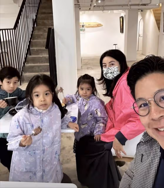 霍啟剛曬照甜秀恩愛,緊摟妻子神情得意,郭晶晶穿長裙靴子好優雅