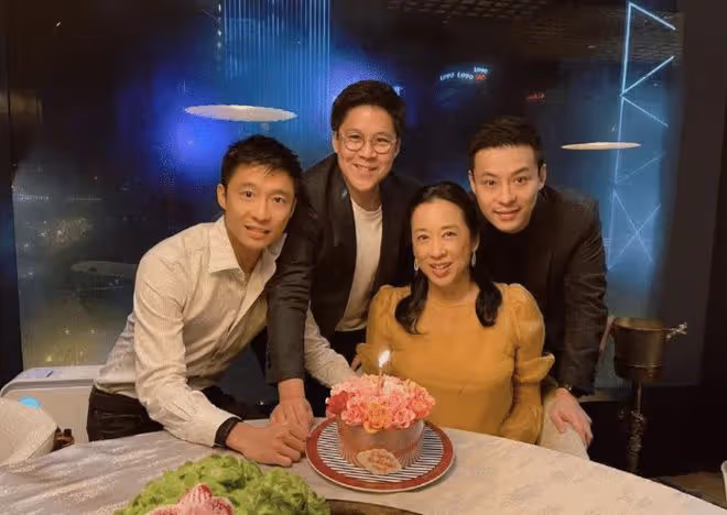 霍啟剛曬照甜秀恩愛,緊摟妻子神情得意,郭晶晶穿長裙靴子好優雅