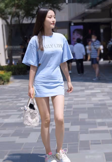 簡單的T恤裙穿搭，清新大方又休閒時髦，簡約優雅美麗十足