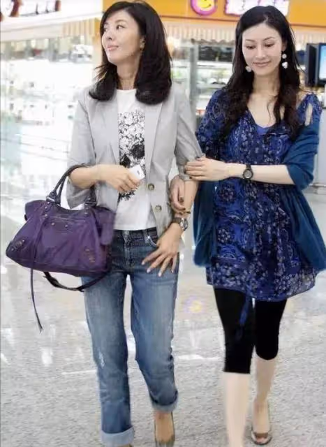 李嘉欣難得和姐姐一起現身，穿搭有型，長相也不錯，但氣場不如素人姐姐