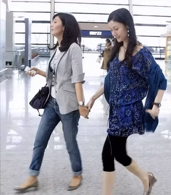 李嘉欣難得和姐姐一起現身，穿搭有型，長相也不錯，但氣場不如素人姐姐