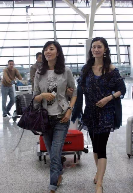 李嘉欣難得和姐姐一起現身，穿搭有型，長相也不錯，但氣場不如素人姐姐