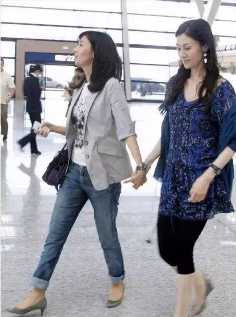 李嘉欣難得和姐姐一起現身，穿搭有型，長相也不錯，但氣場不如素人姐姐