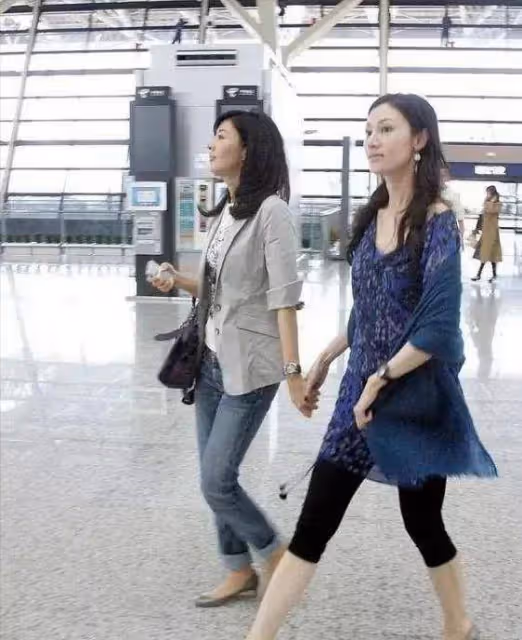 李嘉欣難得和姐姐一起現身,穿搭有型,長相也不錯,但氣場不如素人姐姐