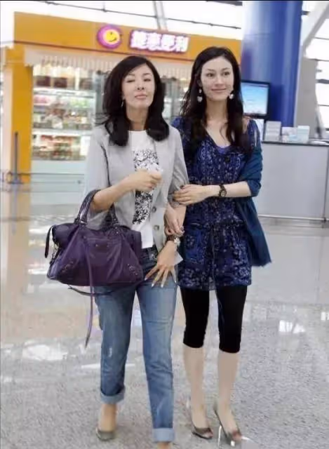 李嘉欣難得和姐姐一起現身,穿搭有型,長相也不錯,但氣場不如素人姐姐
