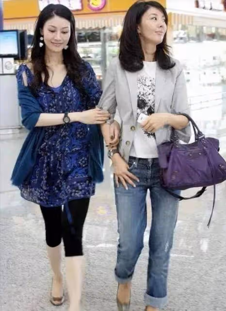李嘉欣難得和姐姐一起現身,穿搭有型,長相也不錯,但氣場不如素人姐姐