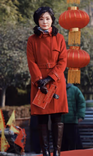 54歲周濤素顏衰老是真的,但她會穿大衣撐氣場,滿身散發優雅氣質