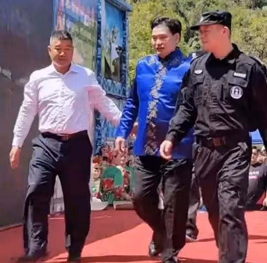 演出被扔磚頭?大衣哥正式委託律師維權,為再登春晚掃清輿論障礙