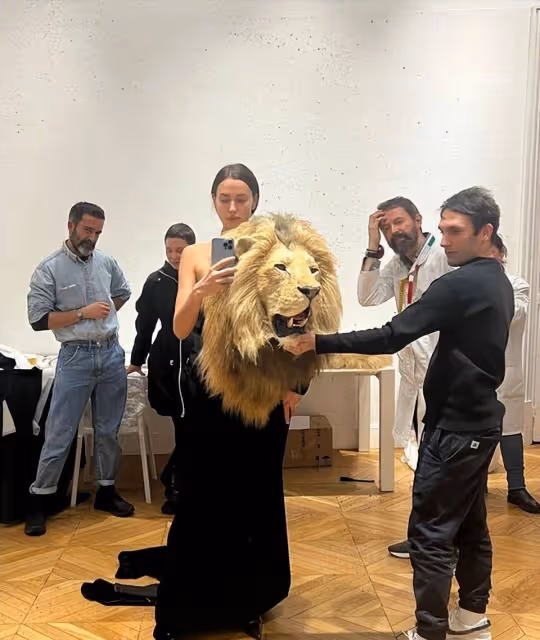 伊蓮娜身著「獅子頭」小黑裙閃耀時裝周！太搶眼了，喬治娜沒有這個氣場