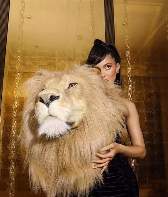 伊蓮娜身著「獅子頭」小黑裙閃耀時裝周！太搶眼了，喬治娜沒有這個氣場