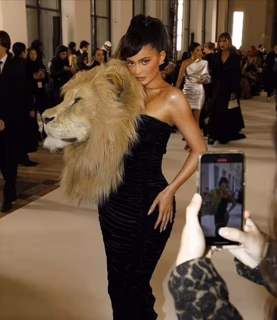 伊蓮娜身著「獅子頭」小黑裙閃耀時裝周!太搶眼了,喬治娜沒有這個氣場