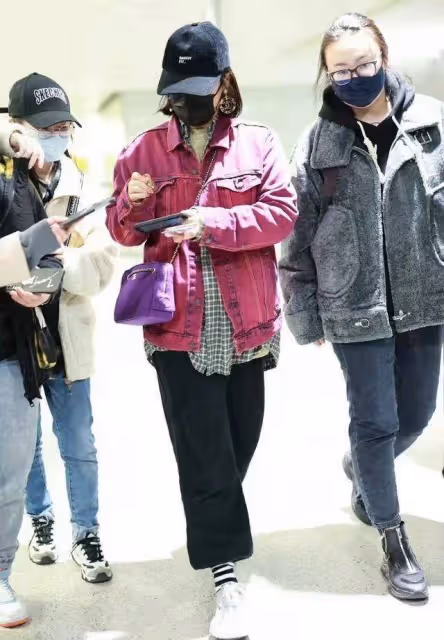馬思純寬鬆穿搭也掩飾不了發福，撞色疊穿有嘻哈感，氣質依舊不錯