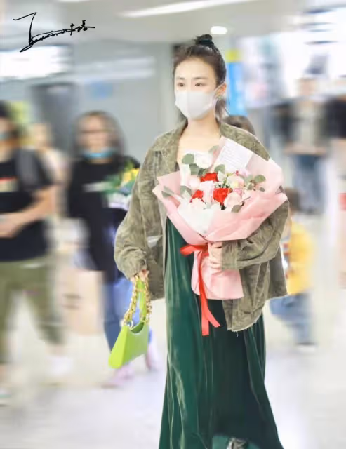 馬思純寬鬆穿搭也掩飾不了發福,撞色疊穿有嘻哈感,氣質依舊不錯