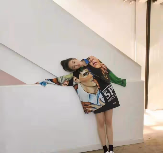 馬思純寬鬆穿搭也掩飾不了發福,撞色疊穿有嘻哈感,氣質依舊不錯