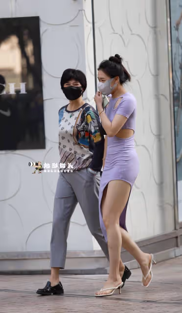 顏色鮮艷的服飾怎麼搭配？運用白色單品中和飽和度，提升衣品
