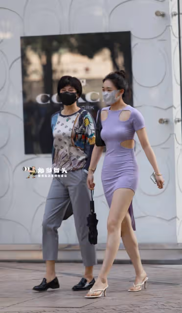 顏色鮮艷的服飾怎麼搭配？運用白色單品中和飽和度，提升衣品