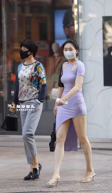 顏色鮮艷的服飾怎麼搭配？運用白色單品中和飽和度，提升衣品